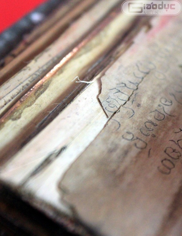 Những thông tin đằng sau những ký tự cổ được viết trên sách lá vẫn còn là những bí ẩn